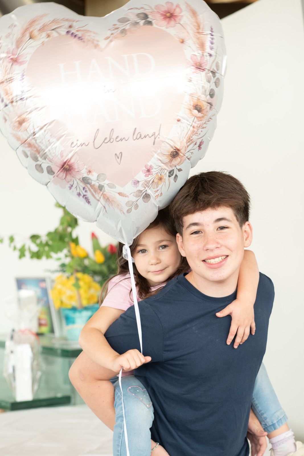 Kind mit Heliumballon beim Fototag