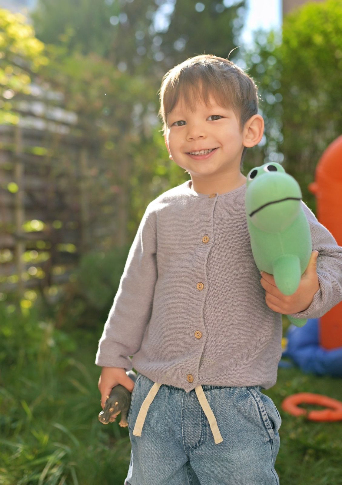 Kleinkind mit Tierhaube beim Fotoshooting